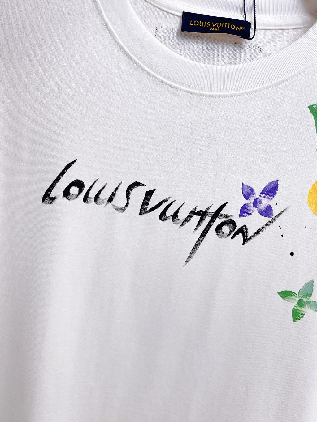 LV# 2026春夏新首發專櫃最新短袖圓領T卹高端訂製設計前衛時尚！品牌logo重工藝設計高端訂製230克布料.手感柔軟.穿著舒適.專櫃等級精緻車線.做工精細.上身效果無敵帥氣！型男必備單品！顏色：黑色。白色。號：S-2XL