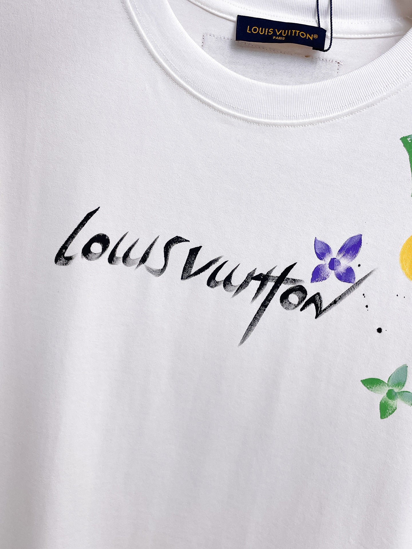 LV# 2026春夏新首發專櫃最新短袖圓領T卹高端訂製設計前衛時尚！品牌logo重工藝設計高端訂製230克布料.手感柔軟.穿著舒適.專櫃等級精緻車線.做工精細.上身效果無敵帥氣！型男必備單品！顏色：黑色。白色。號：S-2XL