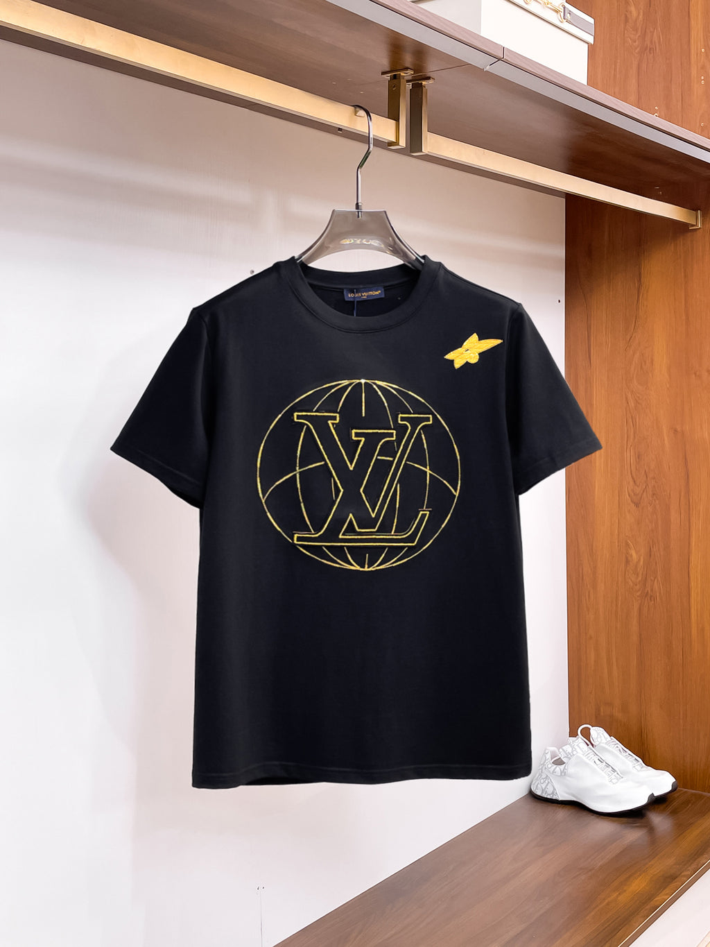 LV# 2026春夏新首發專櫃最新短袖圓領T卹高端訂製設計前衛時尚！品牌logo重工藝設計高端訂製230克布料.手感柔軟.穿著舒適.專櫃等級精緻車線.做工精細.上身效果無敵帥氣！型男必備單品！顏色：黑色。白色。號：S-2XL
