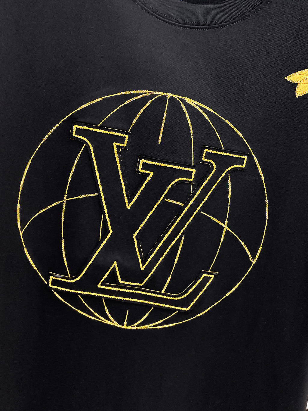 LV# 2026春夏新首發專櫃最新短袖圓領T卹高端訂製設計前衛時尚！品牌logo重工藝設計高端訂製230克布料.手感柔軟.穿著舒適.專櫃等級精緻車線.做工精細.上身效果無敵帥氣！型男必備單品！顏色：黑色。白色。號：S-2XL