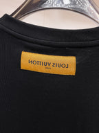 LV# 2026春夏新首發專櫃最新短袖圓領T卹高端訂製設計前衛時尚！品牌logo重工藝設計高端訂製230克布料.手感柔軟.穿著舒適.專櫃等級精緻車線.做工精細.上身效果無敵帥氣！型男必備單品！顏色：黑色。白色。號：S-2XL