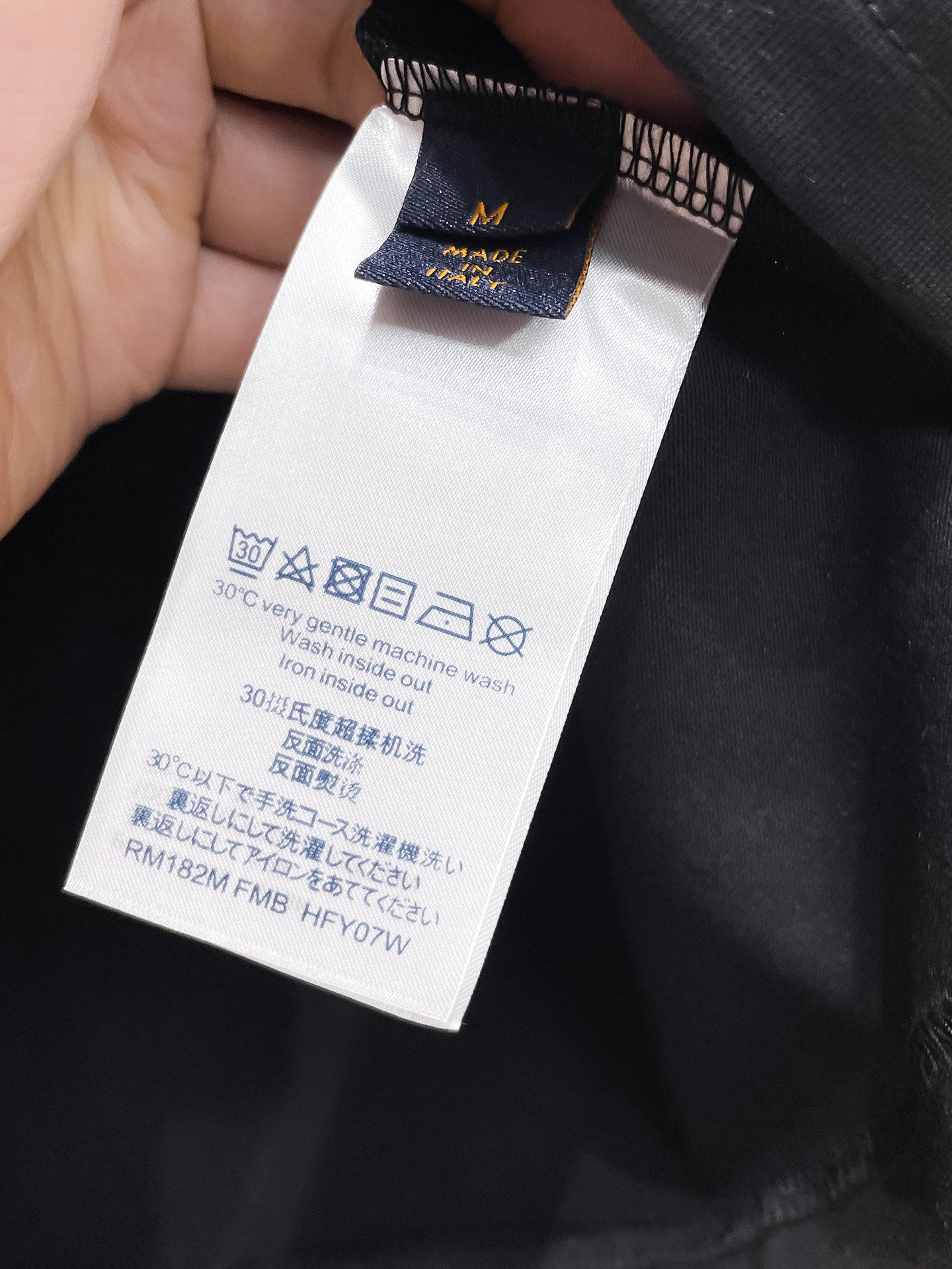 LV# 2026春夏新首發專櫃最新短袖圓領T卹高端訂製設計前衛時尚！品牌logo重工藝設計高端訂製230克布料.手感柔軟.穿著舒適.專櫃等級精緻車線.做工精細.上身效果無敵帥氣！型男必備單品！顏色：黑色。白色。號：S-2XL