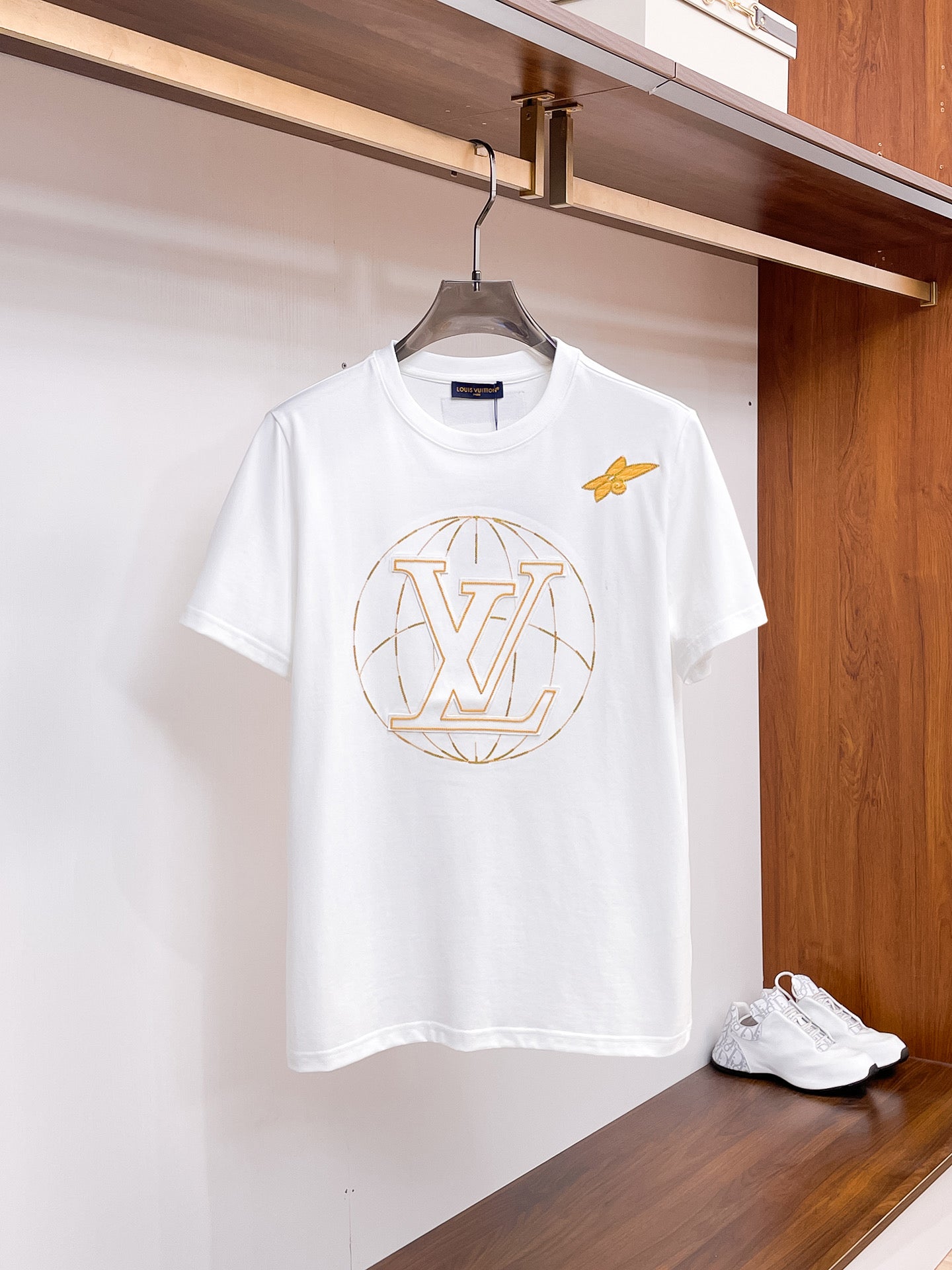 LV# 2026春夏新首發專櫃最新短袖圓領T卹高端訂製設計前衛時尚！品牌logo重工藝設計高端訂製230克布料.手感柔軟.穿著舒適.專櫃等級精緻車線.做工精細.上身效果無敵帥氣！型男必備單品！顏色：黑色。白色。號：S-2XL