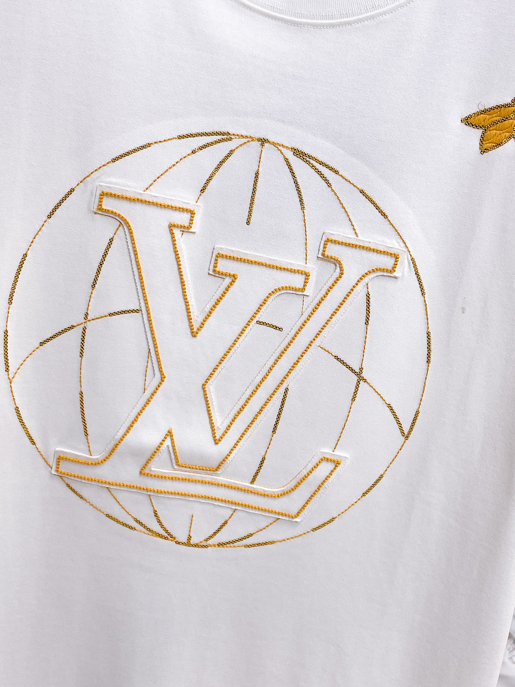 LV# 2026春夏新首發專櫃最新短袖圓領T卹高端訂製設計前衛時尚！品牌logo重工藝設計高端訂製230克布料.手感柔軟.穿著舒適.專櫃等級精緻車線.做工精細.上身效果無敵帥氣！型男必備單品！顏色：黑色。白色。號：S-2XL