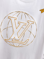 LV# 2026春夏新首發專櫃最新短袖圓領T卹高端訂製設計前衛時尚！品牌logo重工藝設計高端訂製230克布料.手感柔軟.穿著舒適.專櫃等級精緻車線.做工精細.上身效果無敵帥氣！型男必備單品！顏色：黑色。白色。號：S-2XL
