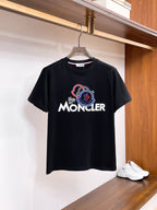 MO# 2026春夏新首發專櫃最新短袖圓領T卹高端訂製設計前衛時尚！品牌logo重工藝設計高端訂製230克布料.手感柔軟.穿著舒適.專櫃等級精緻車線.做工精細.上身效果無敵帥氣！型男必備單品！顏色：黑色。白色。號：S-2XL