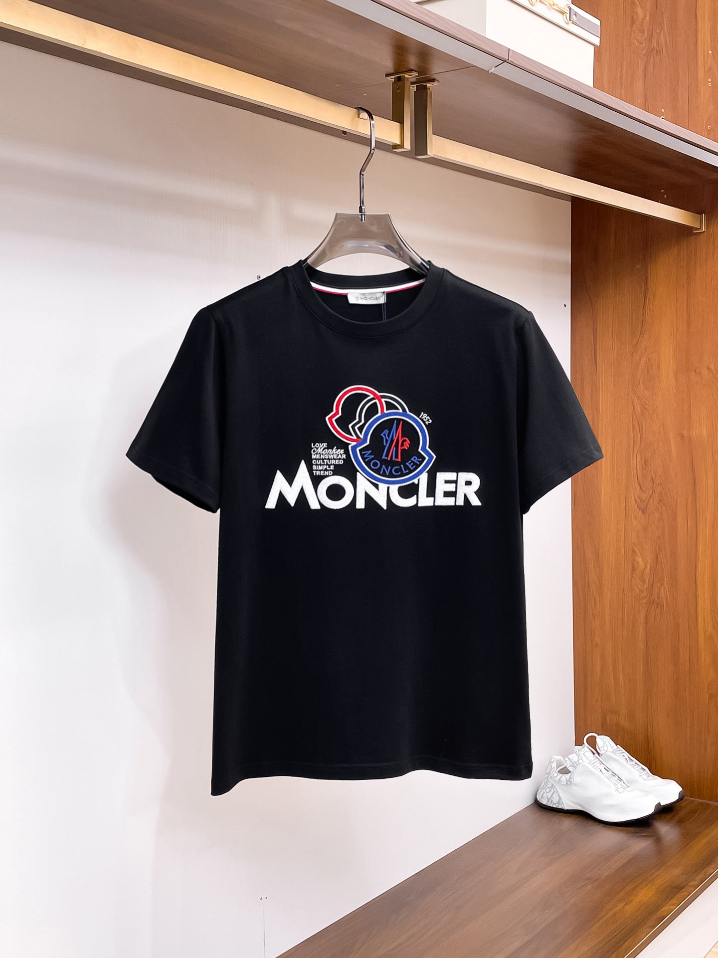 MO# 2026春夏新首發專櫃最新短袖圓領T卹高端訂製設計前衛時尚！品牌logo重工藝設計高端訂製230克布料.手感柔軟.穿著舒適.專櫃等級精緻車線.做工精細.上身效果無敵帥氣！型男必備單品！顏色：黑色。白色。號：S-2XL