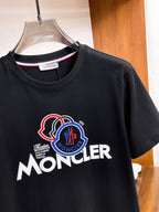 MO# 2026春夏新首發專櫃最新短袖圓領T卹高端訂製設計前衛時尚！品牌logo重工藝設計高端訂製230克布料.手感柔軟.穿著舒適.專櫃等級精緻車線.做工精細.上身效果無敵帥氣！型男必備單品！顏色：黑色。白色。號：S-2XL