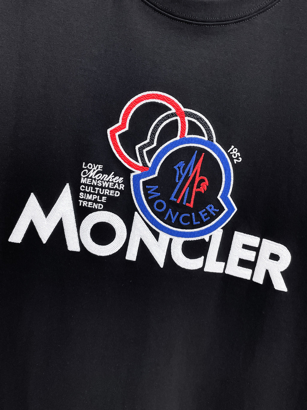 MO# 2026春夏新首發專櫃最新短袖圓領T卹高端訂製設計前衛時尚！品牌logo重工藝設計高端訂製230克布料.手感柔軟.穿著舒適.專櫃等級精緻車線.做工精細.上身效果無敵帥氣！型男必備單品！顏色：黑色。白色。號：S-2XL