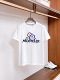 MO# 2026春夏新首發專櫃最新短袖圓領T卹高端訂製設計前衛時尚！品牌logo重工藝設計高端訂製230克布料.手感柔軟.穿著舒適.專櫃等級精緻車線.做工精細.上身效果無敵帥氣！型男必備單品！顏色：黑色。白色。號：S-2XL