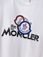 MO# 2026春夏新首發專櫃最新短袖圓領T卹高端訂製設計前衛時尚！品牌logo重工藝設計高端訂製230克布料.手感柔軟.穿著舒適.專櫃等級精緻車線.做工精細.上身效果無敵帥氣！型男必備單品！顏色：黑色。白色。號：S-2XL