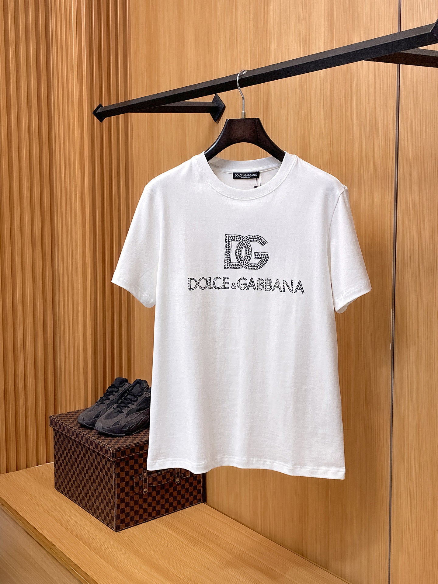DG 【新品】2026SS春夏🆕 男女情侶款經典logo圖標設計短袖T卹簡約的時尚元素設計凸顯精簡,隸屬今夏高顏值單品. 客供優質針織棉面料,手感順滑細膩,著身的透氣舒適感可挑剔.全新標誌皮質徽章縫製感染力強大,彰顯前衛獨特個性.時尚達人的必備單品.表達一絲不苟的時尚氣息. 顏色：白色黑色尺碼：S/M/L/XL/2XL S肩寬43胸圍104衣長67袖長21