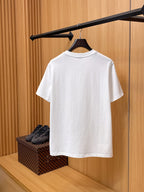 DG 【新品】2026SS春夏🆕 男女情侶款經典logo圖標設計短袖T卹簡約的時尚元素設計凸顯精簡,隸屬今夏高顏值單品. 客供優質針織棉面料,手感順滑細膩,著身的透氣舒適感可挑剔.全新標誌皮質徽章縫製感染力強大,彰顯前衛獨特個性.時尚達人的必備單品.表達一絲不苟的時尚氣息. 顏色：白色黑色尺碼：S/M/L/XL/2XL S肩寬43胸圍104衣長67袖長21