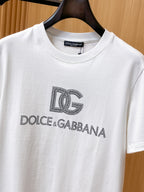 DG 【新品】2026SS春夏🆕 男女情侶款經典logo圖標設計短袖T卹簡約的時尚元素設計凸顯精簡,隸屬今夏高顏值單品. 客供優質針織棉面料,手感順滑細膩,著身的透氣舒適感可挑剔.全新標誌皮質徽章縫製感染力強大,彰顯前衛獨特個性.時尚達人的必備單品.表達一絲不苟的時尚氣息. 顏色：白色黑色尺碼：S/M/L/XL/2XL S肩寬43胸圍104衣長67袖長21