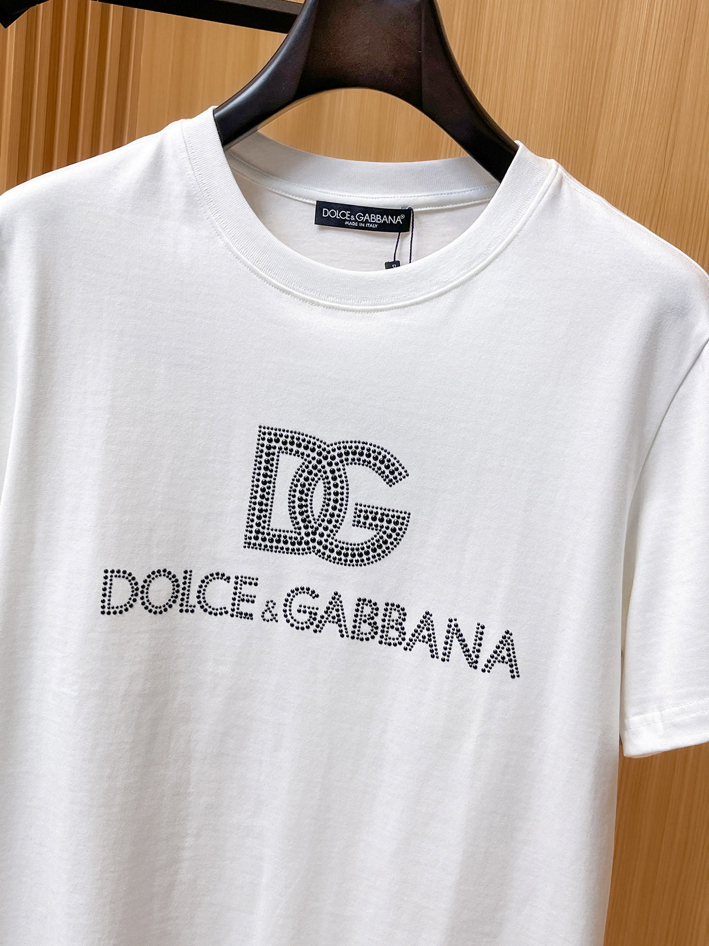 DG 【新品】2026SS春夏🆕 男女情侶款經典logo圖標設計短袖T卹簡約的時尚元素設計凸顯精簡,隸屬今夏高顏值單品. 客供優質針織棉面料,手感順滑細膩,著身的透氣舒適感可挑剔.全新標誌皮質徽章縫製感染力強大,彰顯前衛獨特個性.時尚達人的必備單品.表達一絲不苟的時尚氣息. 顏色：白色黑色尺碼：S/M/L/XL/2XL S肩寬43胸圍104衣長67袖長21