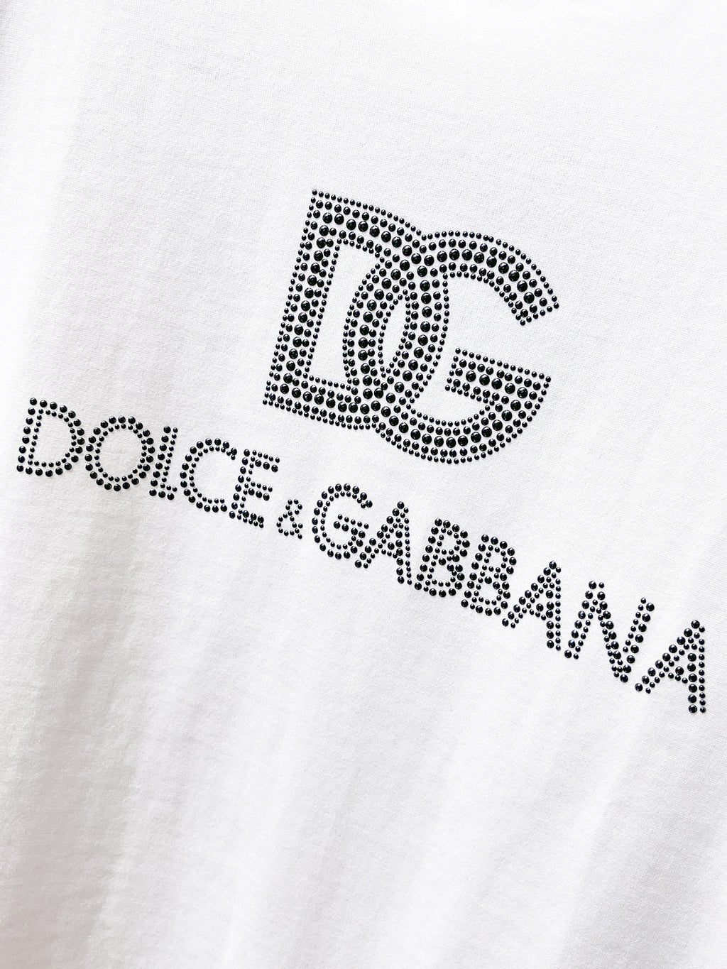 DG 【新品】2026SS春夏🆕 男女情侶款經典logo圖標設計短袖T卹簡約的時尚元素設計凸顯精簡,隸屬今夏高顏值單品. 客供優質針織棉面料,手感順滑細膩,著身的透氣舒適感可挑剔.全新標誌皮質徽章縫製感染力強大,彰顯前衛獨特個性.時尚達人的必備單品.表達一絲不苟的時尚氣息. 顏色：白色黑色尺碼：S/M/L/XL/2XL S肩寬43胸圍104衣長67袖長21