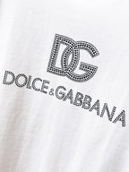 DG 【新品】2026SS春夏🆕 男女情侶款經典logo圖標設計短袖T卹簡約的時尚元素設計凸顯精簡,隸屬今夏高顏值單品. 客供優質針織棉面料,手感順滑細膩,著身的透氣舒適感可挑剔.全新標誌皮質徽章縫製感染力強大,彰顯前衛獨特個性.時尚達人的必備單品.表達一絲不苟的時尚氣息. 顏色：白色黑色尺碼：S/M/L/XL/2XL S肩寬43胸圍104衣長67袖長21