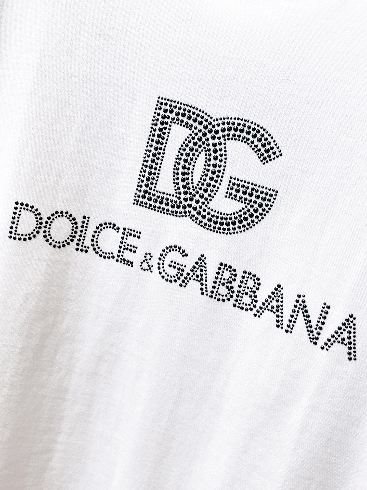 DG 【新品】2026SS春夏🆕 男女情侶款經典logo圖標設計短袖T卹簡約的時尚元素設計凸顯精簡,隸屬今夏高顏值單品. 客供優質針織棉面料,手感順滑細膩,著身的透氣舒適感可挑剔.全新標誌皮質徽章縫製感染力強大,彰顯前衛獨特個性.時尚達人的必備單品.表達一絲不苟的時尚氣息. 顏色：白色黑色尺碼：S/M/L/XL/2XL S肩寬43胸圍104衣長67袖長21