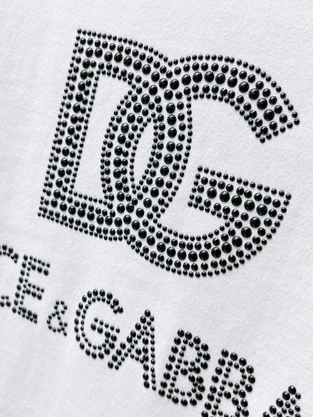 DG 【新品】2026SS春夏🆕 男女情侶款經典logo圖標設計短袖T卹簡約的時尚元素設計凸顯精簡,隸屬今夏高顏值單品. 客供優質針織棉面料,手感順滑細膩,著身的透氣舒適感可挑剔.全新標誌皮質徽章縫製感染力強大,彰顯前衛獨特個性.時尚達人的必備單品.表達一絲不苟的時尚氣息. 顏色：白色黑色尺碼：S/M/L/XL/2XL S肩寬43胸圍104衣長67袖長21
