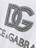 DG 【新品】2026SS春夏🆕 男女情侶款經典logo圖標設計短袖T卹簡約的時尚元素設計凸顯精簡,隸屬今夏高顏值單品. 客供優質針織棉面料,手感順滑細膩,著身的透氣舒適感可挑剔.全新標誌皮質徽章縫製感染力強大,彰顯前衛獨特個性.時尚達人的必備單品.表達一絲不苟的時尚氣息. 顏色：白色黑色尺碼：S/M/L/XL/2XL S肩寬43胸圍104衣長67袖長21