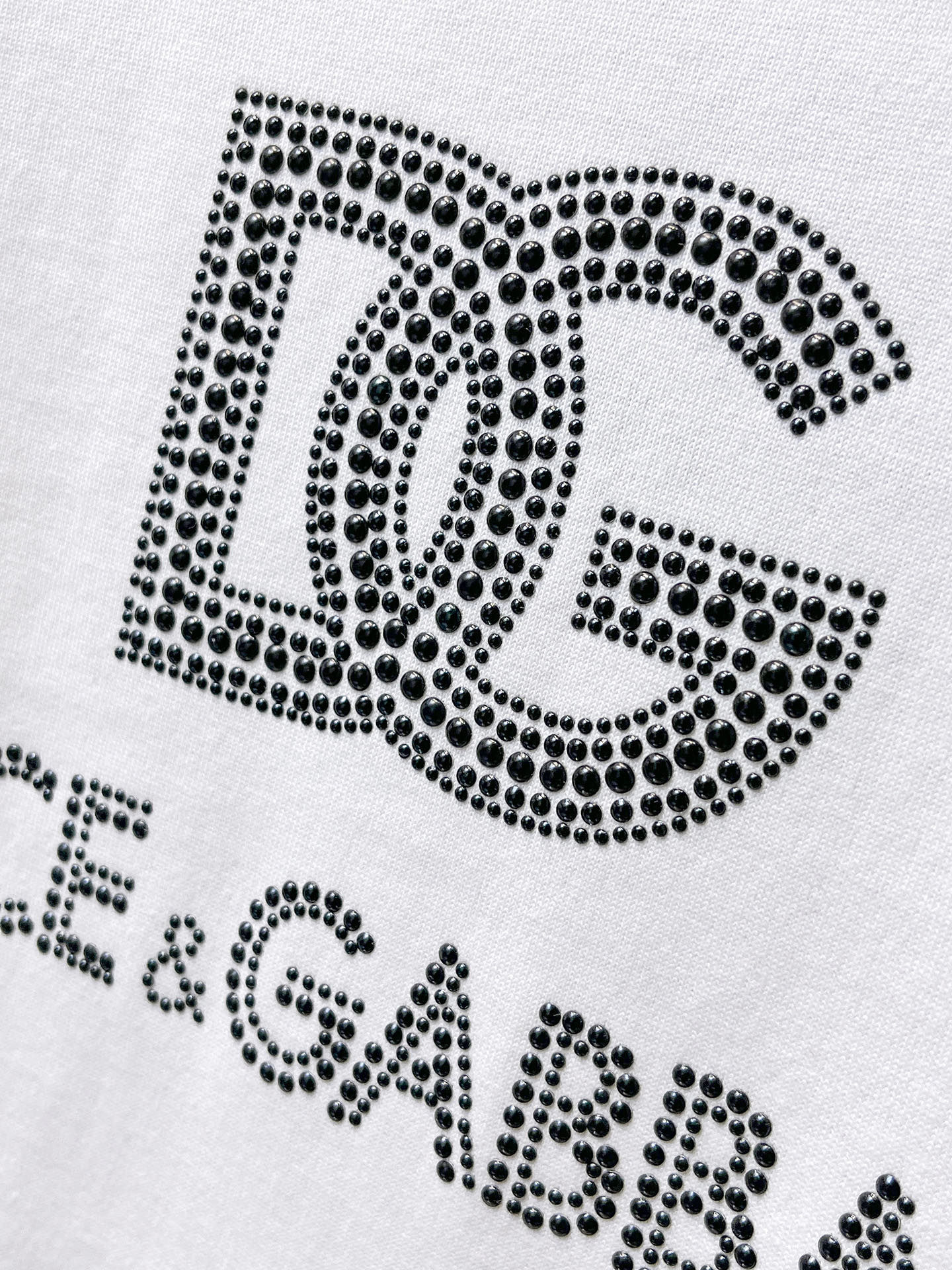 DG 【新品】2026SS春夏🆕 男女情侶款經典logo圖標設計短袖T卹簡約的時尚元素設計凸顯精簡,隸屬今夏高顏值單品. 客供優質針織棉面料,手感順滑細膩,著身的透氣舒適感可挑剔.全新標誌皮質徽章縫製感染力強大,彰顯前衛獨特個性.時尚達人的必備單品.表達一絲不苟的時尚氣息. 顏色：白色黑色尺碼：S/M/L/XL/2XL S肩寬43胸圍104衣長67袖長21