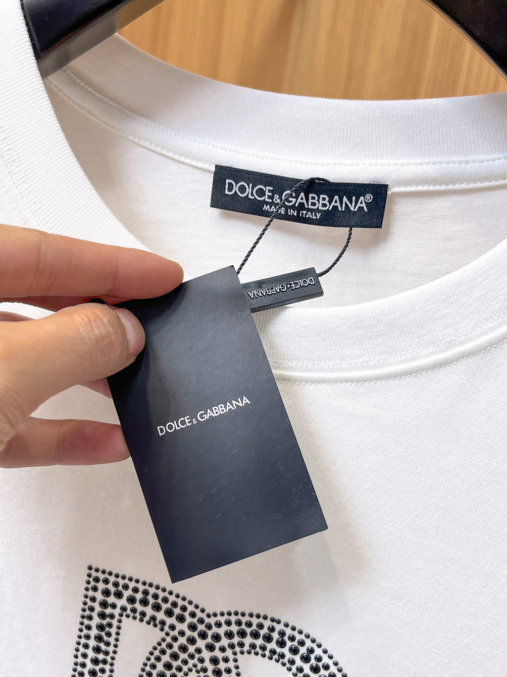 DG 【新品】2026SS春夏🆕 男女情侶款經典logo圖標設計短袖T卹簡約的時尚元素設計凸顯精簡,隸屬今夏高顏值單品. 客供優質針織棉面料,手感順滑細膩,著身的透氣舒適感可挑剔.全新標誌皮質徽章縫製感染力強大,彰顯前衛獨特個性.時尚達人的必備單品.表達一絲不苟的時尚氣息. 顏色：白色黑色尺碼：S/M/L/XL/2XL S肩寬43胸圍104衣長67袖長21