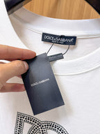 DG 【新品】2026SS春夏🆕 男女情侶款經典logo圖標設計短袖T卹簡約的時尚元素設計凸顯精簡,隸屬今夏高顏值單品. 客供優質針織棉面料,手感順滑細膩,著身的透氣舒適感可挑剔.全新標誌皮質徽章縫製感染力強大,彰顯前衛獨特個性.時尚達人的必備單品.表達一絲不苟的時尚氣息. 顏色：白色黑色尺碼：S/M/L/XL/2XL S肩寬43胸圍104衣長67袖長21