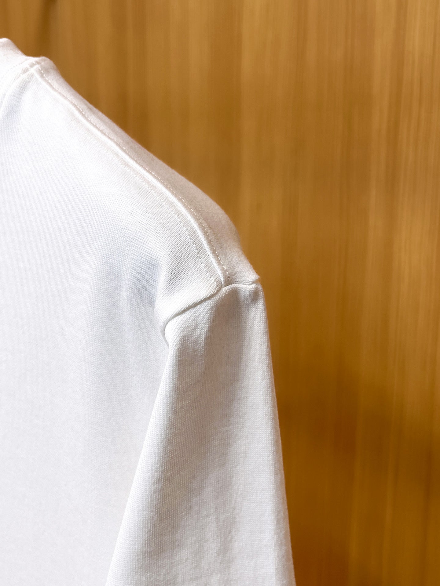 DG 【新品】2026SS春夏🆕 男女情侶款經典logo圖標設計短袖T卹簡約的時尚元素設計凸顯精簡,隸屬今夏高顏值單品. 客供優質針織棉面料,手感順滑細膩,著身的透氣舒適感可挑剔.全新標誌皮質徽章縫製感染力強大,彰顯前衛獨特個性.時尚達人的必備單品.表達一絲不苟的時尚氣息. 顏色：白色黑色尺碼：S/M/L/XL/2XL S肩寬43胸圍104衣長67袖長21