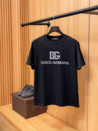DG 【新品】2026SS春夏🆕 男女情侶款經典logo圖標設計短袖T卹簡約的時尚元素設計凸顯精簡,隸屬今夏高顏值單品. 客供優質針織棉面料,手感順滑細膩,著身的透氣舒適感可挑剔.全新標誌皮質徽章縫製感染力強大,彰顯前衛獨特個性.時尚達人的必備單品.表達一絲不苟的時尚氣息. 顏色：白色黑色尺碼：S/M/L/XL/2XL S肩寬43胸圍104衣長67袖長21
