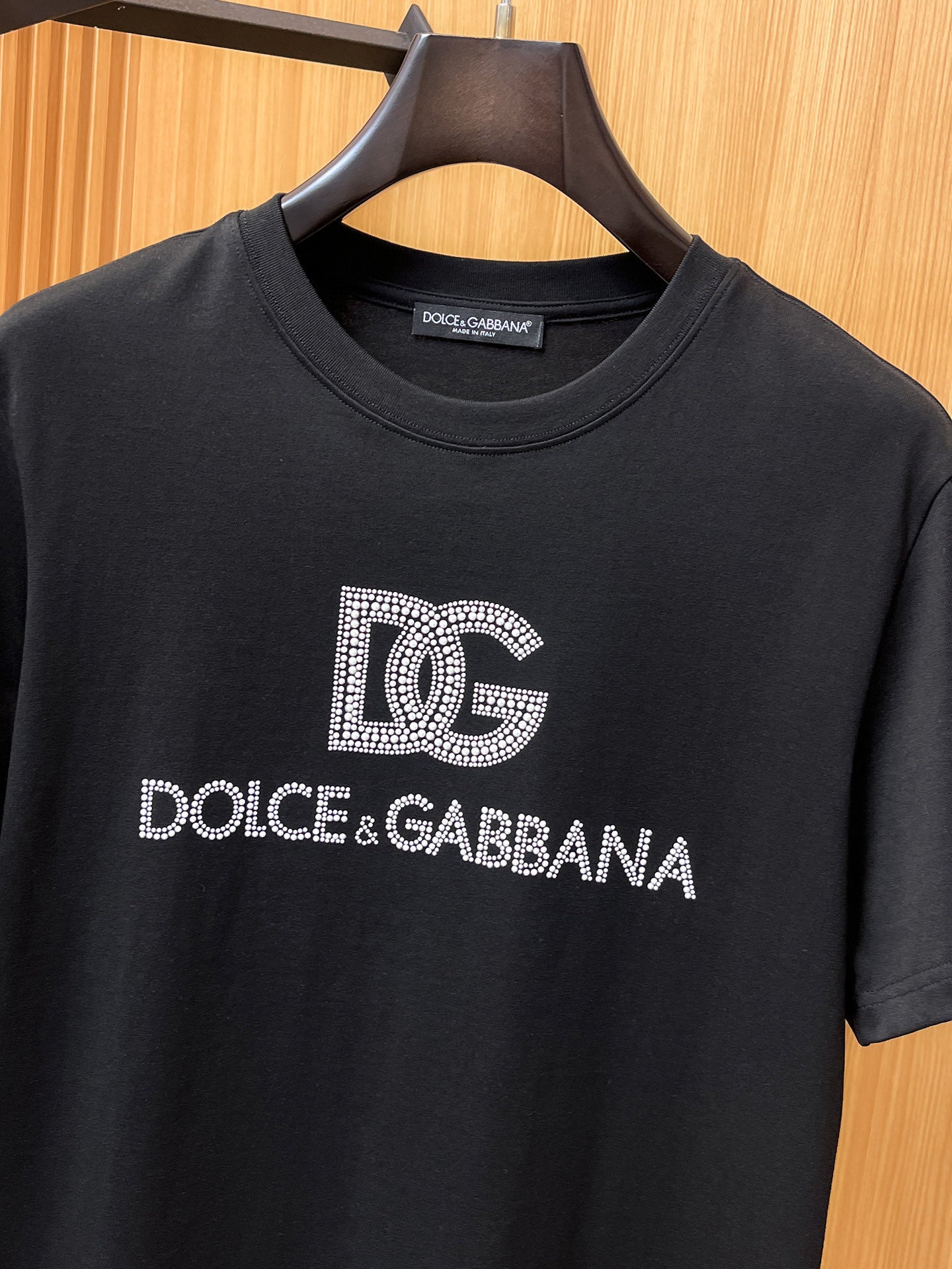 DG 【新品】2026SS春夏🆕 男女情侶款經典logo圖標設計短袖T卹簡約的時尚元素設計凸顯精簡,隸屬今夏高顏值單品. 客供優質針織棉面料,手感順滑細膩,著身的透氣舒適感可挑剔.全新標誌皮質徽章縫製感染力強大,彰顯前衛獨特個性.時尚達人的必備單品.表達一絲不苟的時尚氣息. 顏色：白色黑色尺碼：S/M/L/XL/2XL S肩寬43胸圍104衣長67袖長21