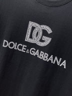 DG 【新品】2026SS春夏🆕 男女情侶款經典logo圖標設計短袖T卹簡約的時尚元素設計凸顯精簡,隸屬今夏高顏值單品. 客供優質針織棉面料,手感順滑細膩,著身的透氣舒適感可挑剔.全新標誌皮質徽章縫製感染力強大,彰顯前衛獨特個性.時尚達人的必備單品.表達一絲不苟的時尚氣息. 顏色：白色黑色尺碼：S/M/L/XL/2XL S肩寬43胸圍104衣長67袖長21