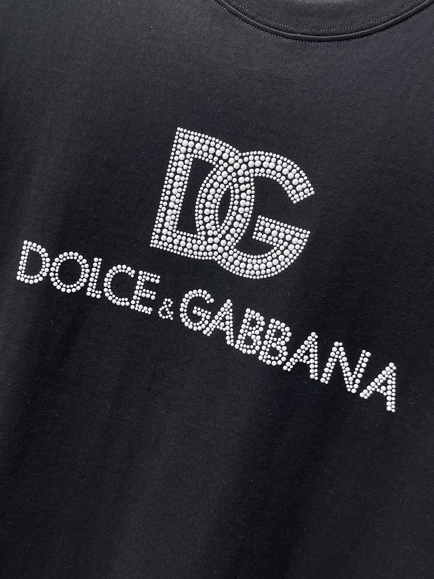 DG 【新品】2026SS春夏🆕 男女情侶款經典logo圖標設計短袖T卹簡約的時尚元素設計凸顯精簡,隸屬今夏高顏值單品. 客供優質針織棉面料,手感順滑細膩,著身的透氣舒適感可挑剔.全新標誌皮質徽章縫製感染力強大,彰顯前衛獨特個性.時尚達人的必備單品.表達一絲不苟的時尚氣息. 顏色：白色黑色尺碼：S/M/L/XL/2XL S肩寬43胸圍104衣長67袖長21