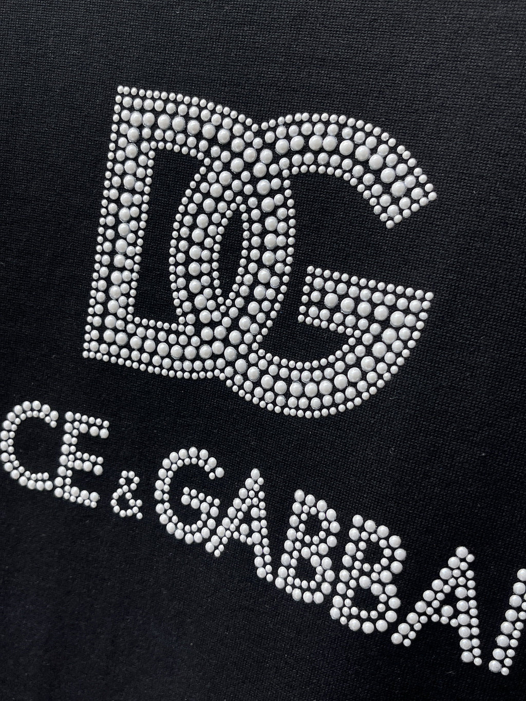 DG 【新品】2026SS春夏🆕 男女情侶款經典logo圖標設計短袖T卹簡約的時尚元素設計凸顯精簡,隸屬今夏高顏值單品. 客供優質針織棉面料,手感順滑細膩,著身的透氣舒適感可挑剔.全新標誌皮質徽章縫製感染力強大,彰顯前衛獨特個性.時尚達人的必備單品.表達一絲不苟的時尚氣息. 顏色：白色黑色尺碼：S/M/L/XL/2XL S肩寬43胸圍104衣長67袖長21