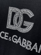 DG 【新品】2026SS春夏🆕 男女情侶款經典logo圖標設計短袖T卹簡約的時尚元素設計凸顯精簡,隸屬今夏高顏值單品. 客供優質針織棉面料,手感順滑細膩,著身的透氣舒適感可挑剔.全新標誌皮質徽章縫製感染力強大,彰顯前衛獨特個性.時尚達人的必備單品.表達一絲不苟的時尚氣息. 顏色：白色黑色尺碼：S/M/L/XL/2XL S肩寬43胸圍104衣長67袖長21