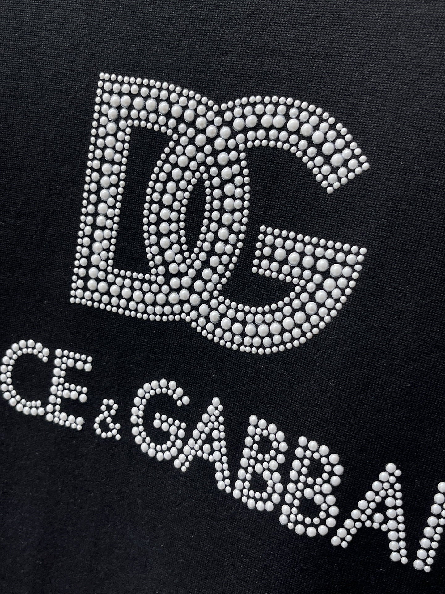 DG 【新品】2026SS春夏🆕 男女情侶款經典logo圖標設計短袖T卹簡約的時尚元素設計凸顯精簡,隸屬今夏高顏值單品. 客供優質針織棉面料,手感順滑細膩,著身的透氣舒適感可挑剔.全新標誌皮質徽章縫製感染力強大,彰顯前衛獨特個性.時尚達人的必備單品.表達一絲不苟的時尚氣息. 顏色：白色黑色尺碼：S/M/L/XL/2XL S肩寬43胸圍104衣長67袖長21