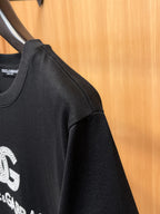 DG 【新品】2026SS春夏🆕 男女情侶款經典logo圖標設計短袖T卹簡約的時尚元素設計凸顯精簡,隸屬今夏高顏值單品. 客供優質針織棉面料,手感順滑細膩,著身的透氣舒適感可挑剔.全新標誌皮質徽章縫製感染力強大,彰顯前衛獨特個性.時尚達人的必備單品.表達一絲不苟的時尚氣息. 顏色：白色黑色尺碼：S/M/L/XL/2XL S肩寬43胸圍104衣長67袖長21