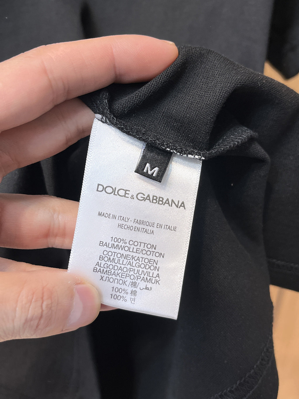 DG 【新品】2026SS春夏🆕 男女情侶款經典logo圖標設計短袖T卹簡約的時尚元素設計凸顯精簡,隸屬今夏高顏值單品. 客供優質針織棉面料,手感順滑細膩,著身的透氣舒適感可挑剔.全新標誌皮質徽章縫製感染力強大,彰顯前衛獨特個性.時尚達人的必備單品.表達一絲不苟的時尚氣息. 顏色：白色黑色尺碼：S/M/L/XL/2XL S肩寬43胸圍104衣長67袖長21