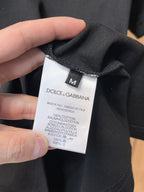 DG 【新品】2026SS春夏🆕 男女情侶款經典logo圖標設計短袖T卹簡約的時尚元素設計凸顯精簡,隸屬今夏高顏值單品. 客供優質針織棉面料,手感順滑細膩,著身的透氣舒適感可挑剔.全新標誌皮質徽章縫製感染力強大,彰顯前衛獨特個性.時尚達人的必備單品.表達一絲不苟的時尚氣息. 顏色：白色黑色尺碼：S/M/L/XL/2XL S肩寬43胸圍104衣長67袖長21