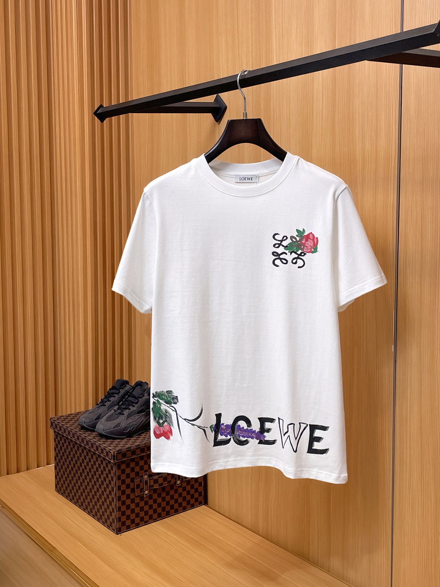 Loewe 【新品】2026SS春夏🆕 男女情侶款經典logo圖標設計短袖T卹簡約的時尚元素設計凸顯精簡,隸屬今夏高顏值單品. 客供優質針織棉面料,手感順滑細膩,著身的透氣舒適感無可挑剔.顯風時尚.全新標誌皮質徽章縫製感染力強大,彰顯前衛獨特個性.時尚達人的必備單品.表達一絲不苟的時尚氣息. 顏色：白色黑色尺碼：S/M/L/XL/2XL S肩寬43胸圍104衣長67袖長21