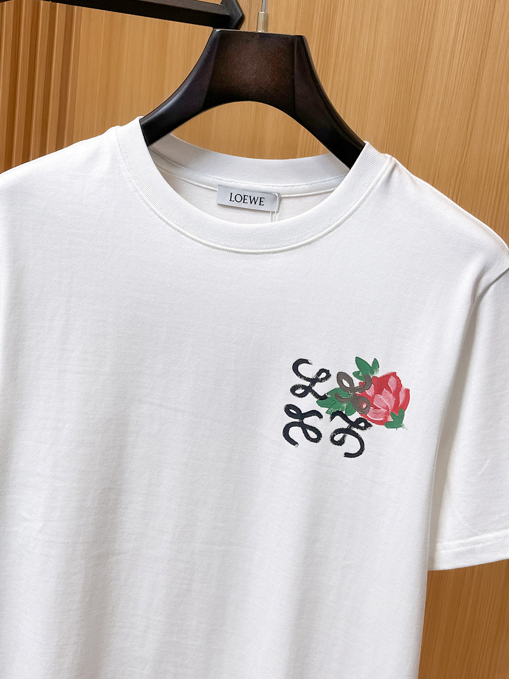Loewe 【新品】2026SS春夏🆕 男女情侶款經典logo圖標設計短袖T卹簡約的時尚元素設計凸顯精簡,隸屬今夏高顏值單品. 客供優質針織棉面料,手感順滑細膩,著身的透氣舒適感無可挑剔.顯風時尚.全新標誌皮質徽章縫製感染力強大,彰顯前衛獨特個性.時尚達人的必備單品.表達一絲不苟的時尚氣息. 顏色：白色黑色尺碼：S/M/L/XL/2XL S肩寬43胸圍104衣長67袖長21