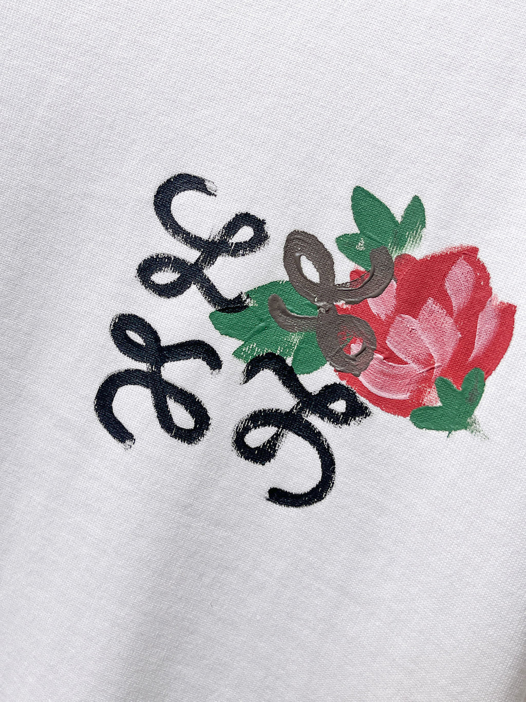Loewe 【新品】2026SS春夏🆕 男女情侶款經典logo圖標設計短袖T卹簡約的時尚元素設計凸顯精簡,隸屬今夏高顏值單品. 客供優質針織棉面料,手感順滑細膩,著身的透氣舒適感無可挑剔.顯風時尚.全新標誌皮質徽章縫製感染力強大,彰顯前衛獨特個性.時尚達人的必備單品.表達一絲不苟的時尚氣息. 顏色：白色黑色尺碼：S/M/L/XL/2XL S肩寬43胸圍104衣長67袖長21