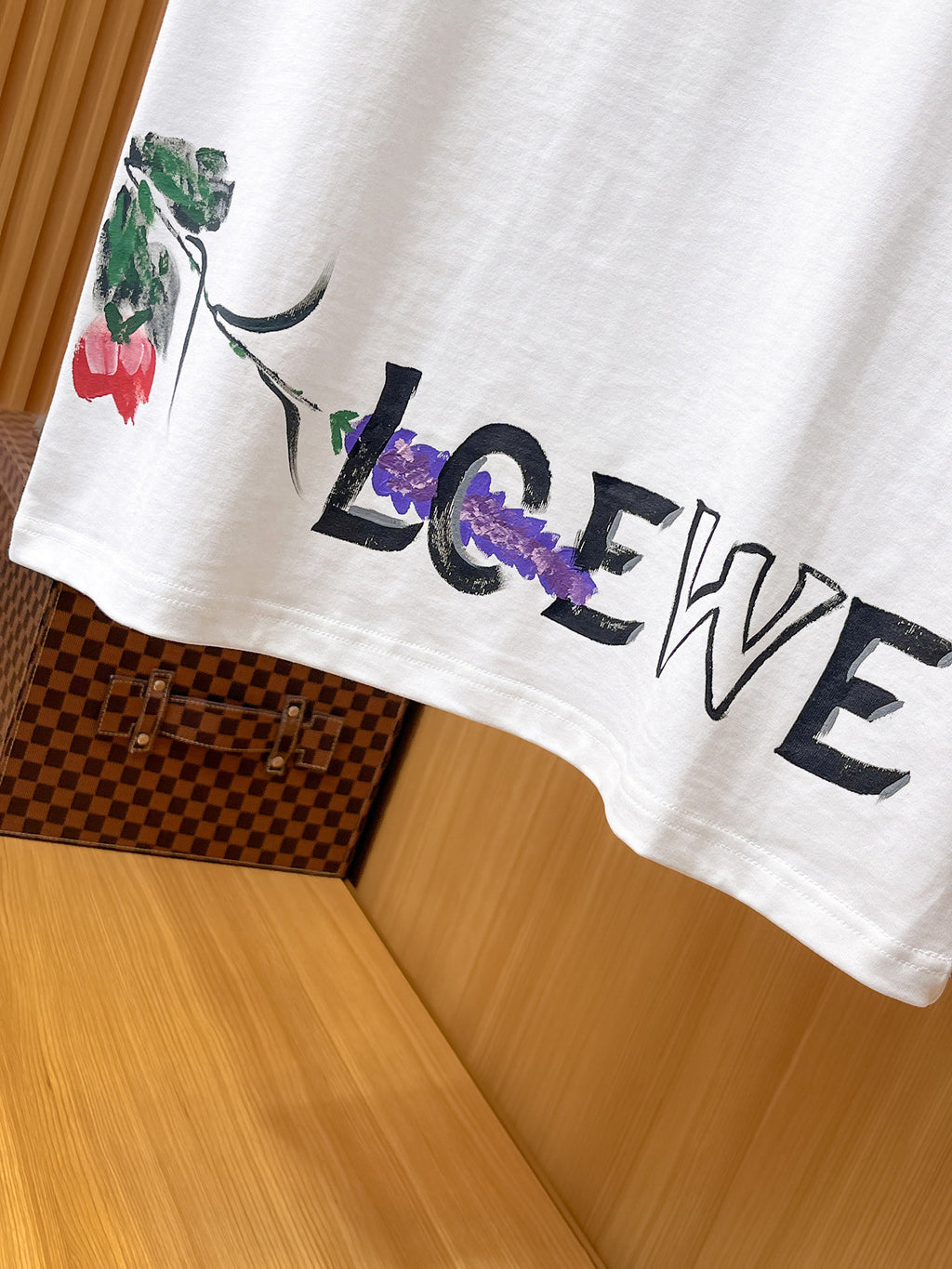 Loewe 【新品】2026SS春夏🆕 男女情侶款經典logo圖標設計短袖T卹簡約的時尚元素設計凸顯精簡,隸屬今夏高顏值單品. 客供優質針織棉面料,手感順滑細膩,著身的透氣舒適感無可挑剔.顯風時尚.全新標誌皮質徽章縫製感染力強大,彰顯前衛獨特個性.時尚達人的必備單品.表達一絲不苟的時尚氣息. 顏色：白色黑色尺碼：S/M/L/XL/2XL S肩寬43胸圍104衣長67袖長21