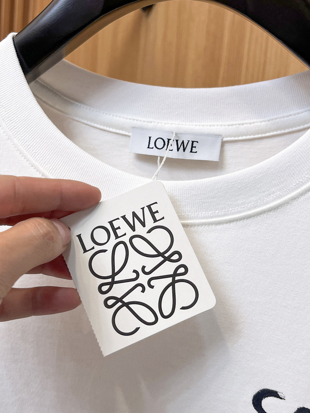 Loewe 【新品】2026SS春夏🆕 男女情侶款經典logo圖標設計短袖T卹簡約的時尚元素設計凸顯精簡,隸屬今夏高顏值單品. 客供優質針織棉面料,手感順滑細膩,著身的透氣舒適感無可挑剔.顯風時尚.全新標誌皮質徽章縫製感染力強大,彰顯前衛獨特個性.時尚達人的必備單品.表達一絲不苟的時尚氣息. 顏色：白色黑色尺碼：S/M/L/XL/2XL S肩寬43胸圍104衣長67袖長21