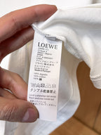 Loewe 【新品】2026SS春夏🆕 男女情侶款經典logo圖標設計短袖T卹簡約的時尚元素設計凸顯精簡,隸屬今夏高顏值單品. 客供優質針織棉面料,手感順滑細膩,著身的透氣舒適感無可挑剔.顯風時尚.全新標誌皮質徽章縫製感染力強大,彰顯前衛獨特個性.時尚達人的必備單品.表達一絲不苟的時尚氣息. 顏色：白色黑色尺碼：S/M/L/XL/2XL S肩寬43胸圍104衣長67袖長21