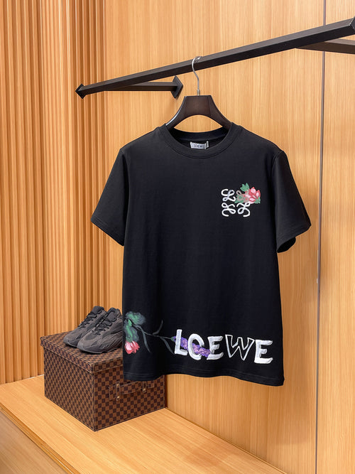 Loewe 【新品】2026SS春夏🆕 男女情侶款經典logo圖標設計短袖T卹簡約的時尚元素設計凸顯精簡,隸屬今夏高顏值單品. 客供優質針織棉面料,手感順滑細膩,著身的透氣舒適感無可挑剔.顯風時尚.全新標誌皮質徽章縫製感染力強大,彰顯前衛獨特個性.時尚達人的必備單品.表達一絲不苟的時尚氣息. 顏色：白色黑色尺碼：S/M/L/XL/2XL S肩寬43胸圍104衣長67袖長21