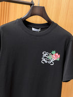 Loewe 【新品】2026SS春夏🆕 男女情侶款經典logo圖標設計短袖T卹簡約的時尚元素設計凸顯精簡,隸屬今夏高顏值單品. 客供優質針織棉面料,手感順滑細膩,著身的透氣舒適感無可挑剔.顯風時尚.全新標誌皮質徽章縫製感染力強大,彰顯前衛獨特個性.時尚達人的必備單品.表達一絲不苟的時尚氣息. 顏色：白色黑色尺碼：S/M/L/XL/2XL S肩寬43胸圍104衣長67袖長21