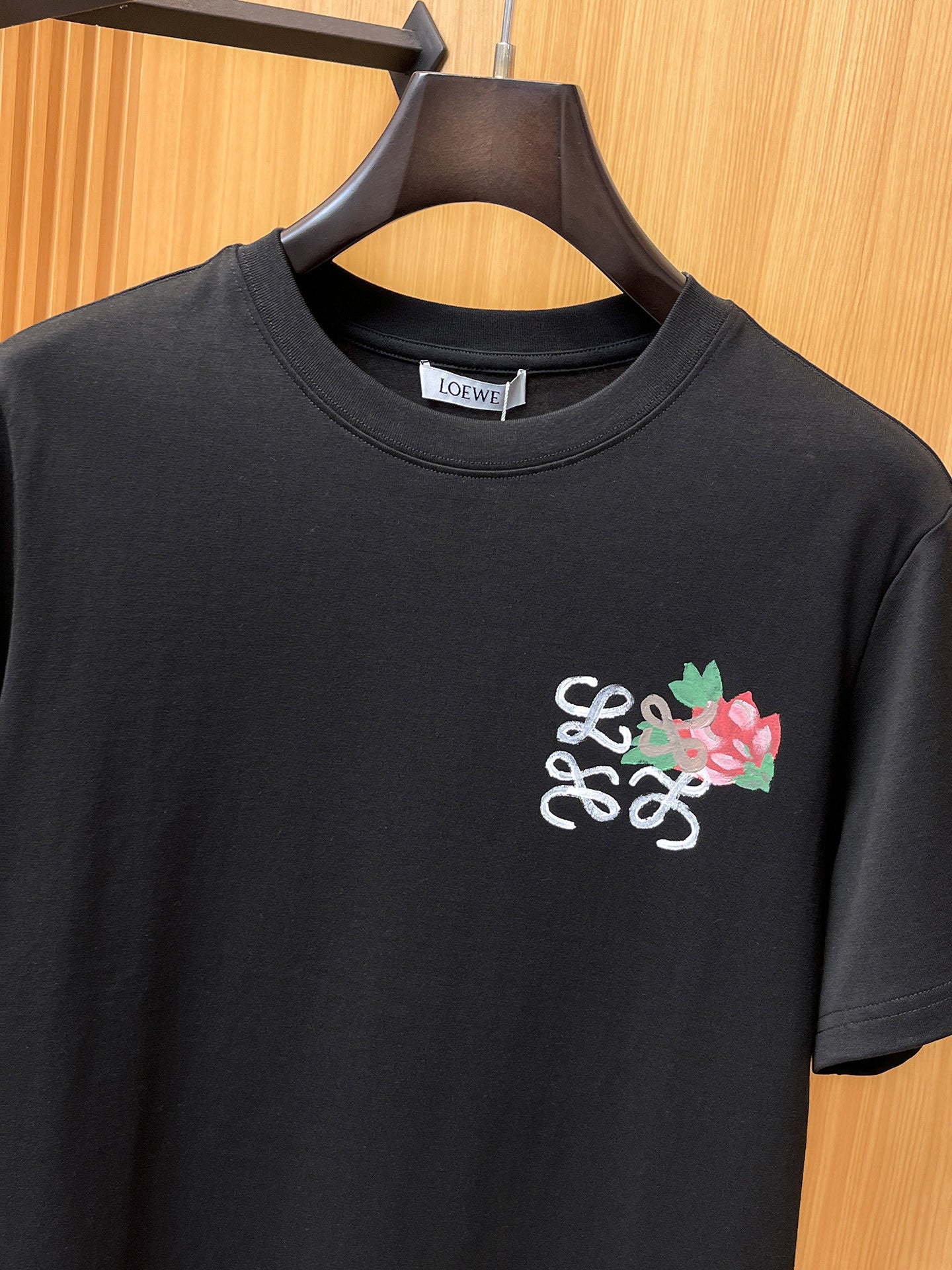 Loewe 【新品】2026SS春夏🆕 男女情侶款經典logo圖標設計短袖T卹簡約的時尚元素設計凸顯精簡,隸屬今夏高顏值單品. 客供優質針織棉面料,手感順滑細膩,著身的透氣舒適感無可挑剔.顯風時尚.全新標誌皮質徽章縫製感染力強大,彰顯前衛獨特個性.時尚達人的必備單品.表達一絲不苟的時尚氣息. 顏色：白色黑色尺碼：S/M/L/XL/2XL S肩寬43胸圍104衣長67袖長21