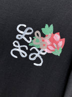Loewe 【新品】2026SS春夏🆕 男女情侶款經典logo圖標設計短袖T卹簡約的時尚元素設計凸顯精簡,隸屬今夏高顏值單品. 客供優質針織棉面料,手感順滑細膩,著身的透氣舒適感無可挑剔.顯風時尚.全新標誌皮質徽章縫製感染力強大,彰顯前衛獨特個性.時尚達人的必備單品.表達一絲不苟的時尚氣息. 顏色：白色黑色尺碼：S/M/L/XL/2XL S肩寬43胸圍104衣長67袖長21