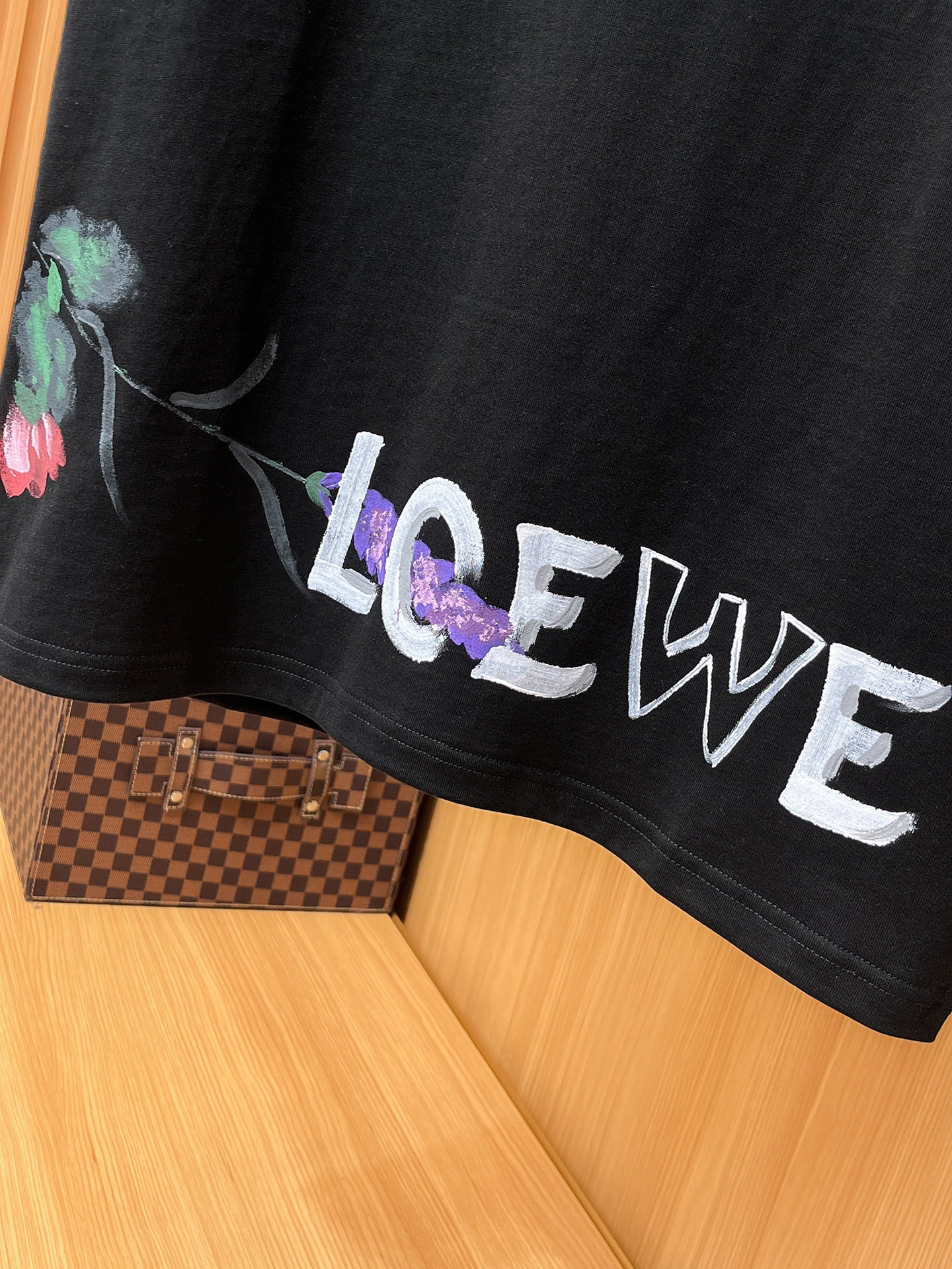 Loewe 【新品】2026SS春夏🆕 男女情侶款經典logo圖標設計短袖T卹簡約的時尚元素設計凸顯精簡,隸屬今夏高顏值單品. 客供優質針織棉面料,手感順滑細膩,著身的透氣舒適感無可挑剔.顯風時尚.全新標誌皮質徽章縫製感染力強大,彰顯前衛獨特個性.時尚達人的必備單品.表達一絲不苟的時尚氣息. 顏色：白色黑色尺碼：S/M/L/XL/2XL S肩寬43胸圍104衣長67袖長21