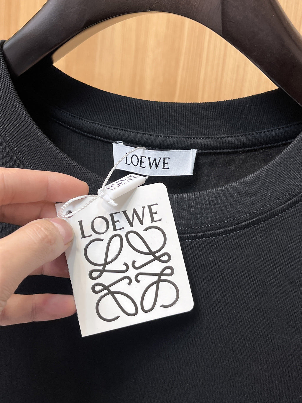 Loewe 【新品】2026SS春夏🆕 男女情侶款經典logo圖標設計短袖T卹簡約的時尚元素設計凸顯精簡,隸屬今夏高顏值單品. 客供優質針織棉面料,手感順滑細膩,著身的透氣舒適感無可挑剔.顯風時尚.全新標誌皮質徽章縫製感染力強大,彰顯前衛獨特個性.時尚達人的必備單品.表達一絲不苟的時尚氣息. 顏色：白色黑色尺碼：S/M/L/XL/2XL S肩寬43胸圍104衣長67袖長21